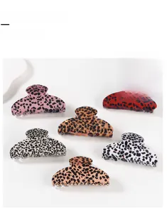 Lot de six grandes pinces à cheveux à motif léopard en couleurs variées sur fond blanc