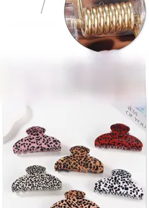 Détail du ressort en métal doré et collection de pinces à cheveux à motif léopard