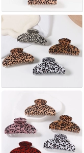 Sélection de grandes pinces à cheveux à motif léopard en plusieurs couleurs sur un plateau