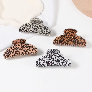 Lot de quatre grandes pinces à cheveux à motif léopard en plusieurs coloris