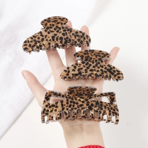 Three-piece leopard print claw clip set in high-quality resin for thick hair styling