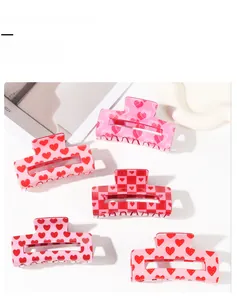 Ensemble détaillé de cinq pinces à cheveux avec divers motifs de cœurs rouges et roses