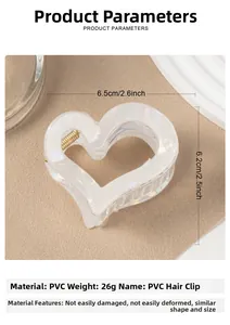 Détail de la pince à cheveux cœur creux avec texture marbre nacré et marque de taille 6,5 cm