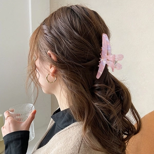 Elegante pinza per capelli rosa perlato con trama marmorizzata per acconciature donna