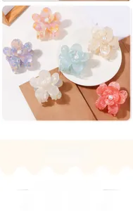 Détail des pinces à cheveux florales avec finition nacrée et accents de perles au centre