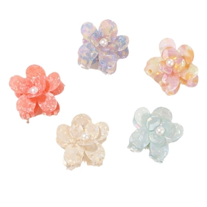 Set of 5 floral pearl hair claws in pearlescent finishes for elegant styling