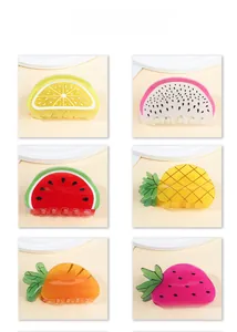 Détail de six pinces à cheveux colorées en forme de fruits comme citron et pastèque