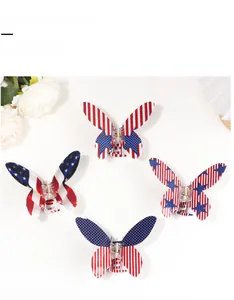 Détail de quatre pinces à cheveux papillon aux motifs du drapeau américain sur fond blanc