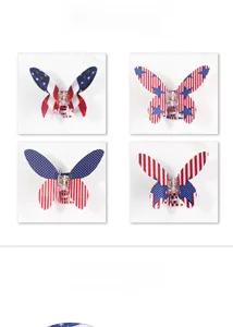 Détail de la pince à cheveux papillon avec motif drapeau américain en acrylique