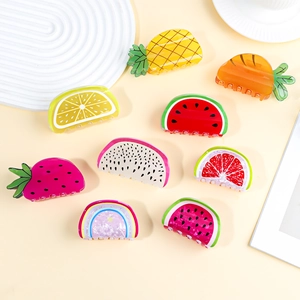 Ensemble créatif de pinces à cheveux sur le thème des fruits comme fraise et citron