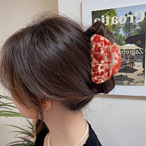 Grande molletta per capelli con motivo marmoreo floreale per capelli folti su modella