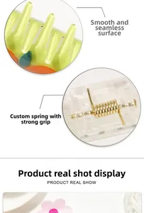 Détail de la pince à cheveux florale avec dents lisses et ressort en métal doré robuste