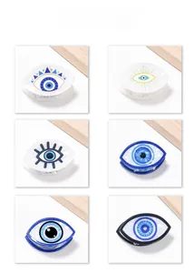 Details von verschiedenen Evil Eye Haarklammern aus Acryl auf weißem Hintergrund