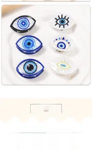 Detailansicht der Haarspangen aus Acetat mit Evil-Eye-Muster in Dunkelblau und Perlweiß