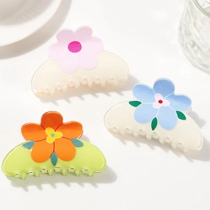 Lot de trois pinces à cheveux fleurs en rose bleu et orange avec texture résine mate