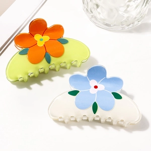 Pinces à cheveux florales avec fleurs en résine vertes et crème pour coiffure femme