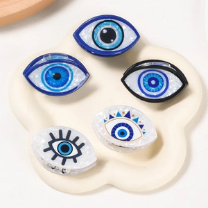 5er-Set Haarklammern mit bösem Auge und Marmor-Acryl-Finish auf einem Blumenteller