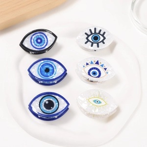 6er-Set Evil Eye Haarklammern aus Acetat mit Marmor-Effekt auf weißem Teller