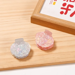 Elegant shell-shaped hair claw clips with pearls in iridescent white and pink colors