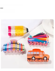 Bunte Haarklammern mit kreativen Designs wie Bleistiften und einem Schulbus
