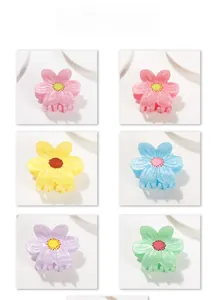 Dettaglio di fermagli per capelli a forma di fiore colorati con molla rinforzata