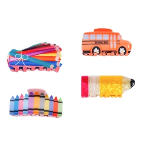 Set mit vier kreativen Haarklammern mit Schulmotiven wie Bleistift und Bus