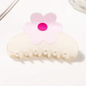 Pince à cheveux fleur blanc lait avec accents roses pour une coiffure élégante