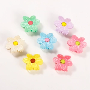 Set di sette fermagli per capelli a fiore colorati con finitura perlata in colori vivaci