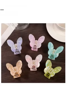 Vue de dessus de pinces à cheveux papillon colorées en acétate sur une table en bois