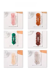 Dettaglio di fermagli per capelli ondulati in PVC in sei colori con misura 10,4 cm
