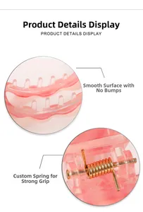 Dettaglio molletta in resina rosa con denti lisci e molla in metallo dorato