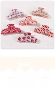 Lot de six pinces à cheveux en résine aux motifs de fraises et cerises aux tons pastels