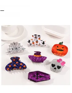 Makroaufnahme von Halloween-Haarklammern mit Kürbis-, Totenkopf- und Spinnenmustern