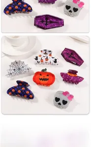 Makroansicht von Halloween-Haarklammern aus Celluloseacetat mit Kürbis- und Totenkopfmotiven