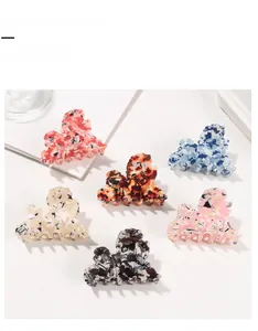 Lot de six pinces à cheveux colorées à texture marbrée avec des bords ondulés