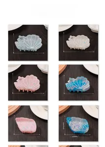 Vue détaillée de pinces à cheveux en forme de coquillage avec mesures de taille