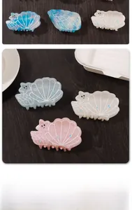 Vue détaillée de la pince à cheveux coquillage avec étoile de mer et paillettes