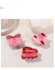 Nahaufnahme der rosa Kirschkuchen-Haarklammern in einem süßen Geschenk-Arrangement