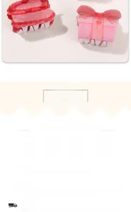 Detail von rosa Harz-Haarklammern mit süßem Kirschkuchen- und Geschenkbox-Design
