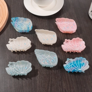 Pinces à cheveux en forme de coquillages et hippocampes aux tons pastel et nacrés