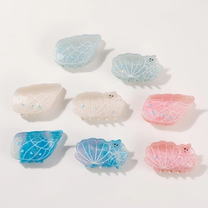Pinces à cheveux élégantes en forme de coquillage avec finition nacrée pastel