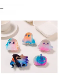 Dettaglio dei fermagli per capelli di Halloween glitterati con fantasmi e zucche