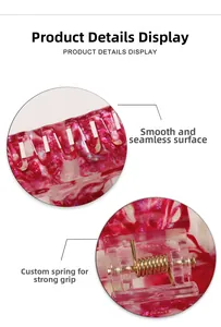 Dettaglio macro della molletta per capelli magenta marmorizzata con denti e molla in metallo