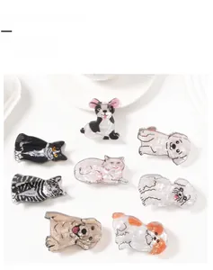 Detalle de pinzas para el cabello de acetato con diseños de gatos y perros perlados