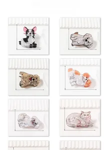 Detalle de pinzas para el cabello con forma de mascota hechas de acetato de celulosa
