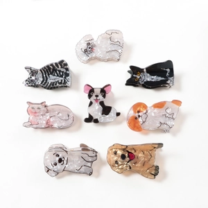 Set de 8 pinzas para el pelo de acetato con formas de gatos y perros con textura de mármol