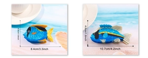 Vue détaillée de deux pinces à cheveux poisson en acétate avec dimensions en cm et pouces