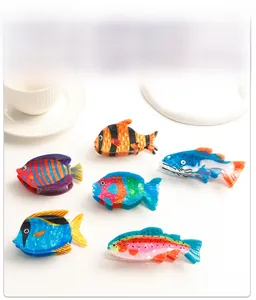Détail de six pinces à cheveux en forme de poissons tropicaux aux couleurs vives