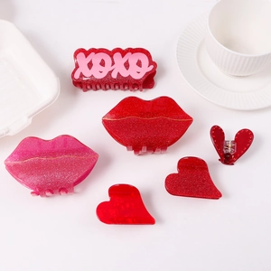 Pinces à cheveux pailletées rouges et roses avec motifs lèvres, cœur et XOXO sur blanc
