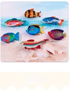 Détail de pinces à cheveux en forme de poissons tropicaux colorés sur le sable